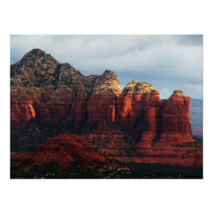 Bewölkter Coffee Pot Rock in Sedona Arizona Poster