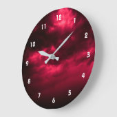 Bewölkter dunkelroter Himmel Große Wanduhr (Winkel)
