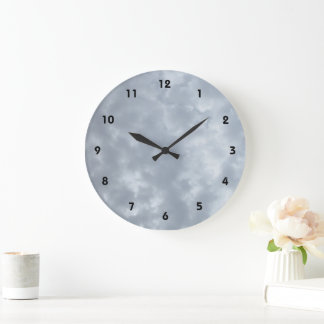 Bewölkter grauer Himmel Große Wanduhr