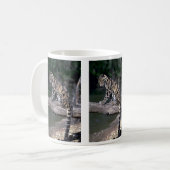 Bewölkter Leopard auf Klotz Kaffeetasse (Vorderseite Links)