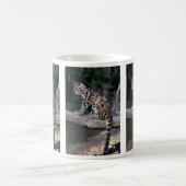 Bewölkter Leopard auf Klotz Kaffeetasse (Mittel)