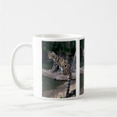Bewölkter Leopard auf Klotz Kaffeetasse (Links)