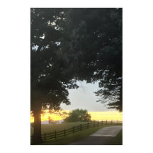 Bewölkter Sonnenuntergang am Nachmittag