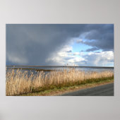 Bewölktes Day Waterscape Poster (Vorne)