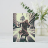 Bewundernswerte Oma auf dem Laufen in der Stadt Postkarte (Stehend Vorderseite)