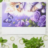 Bezaubernd Kätzchen unter Lila Rose Geschirrtuch (Gefaltet)