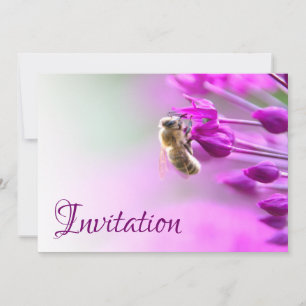 Bezaubernde Einladungskarte mit Blume und Biene Einladung