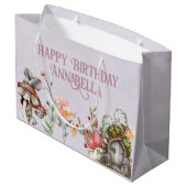 Bezaubernde Forest Fairy Garden Door auf Lila Große Geschenktüte (Rückseite Schrägansicht)