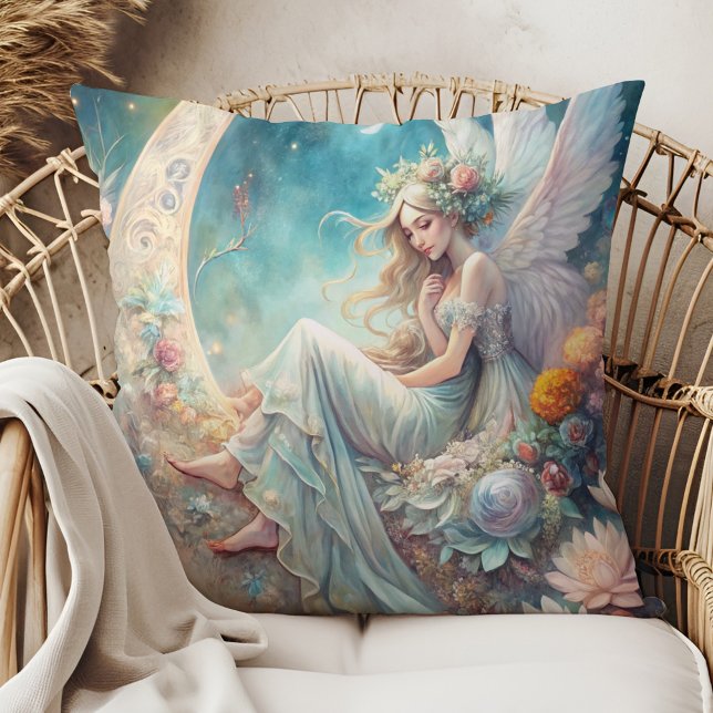 Bezaubernde Mond Fairy - Celestis Fantasy Art Kissen (Enchanted Moon Fairy – Celestial Fantasy Art Throw Pillow on a boho rattan armchair)