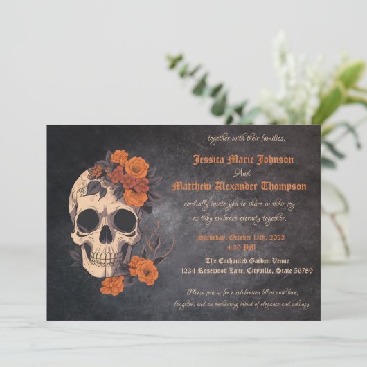 Bezaubernde Orange Bouquet auf Cream Skull Hochzei Einladung (Stehend Vorderseite)