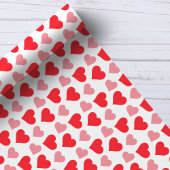 Bezaubernde rote rosa Herzen auf weißem Umschlagpa Geschenkpapier