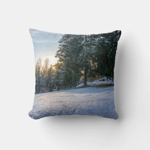Bezaubernde Schneewaldszene Print Kissen
