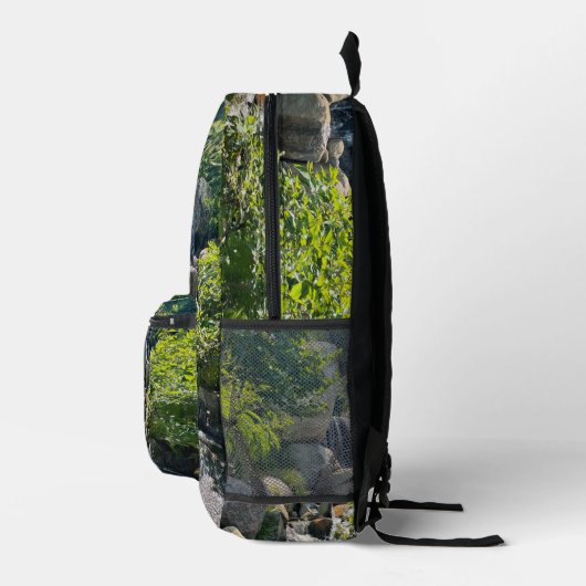 Bezaubernde Wasserfall Friedliche grüne Harmonie Bedruckter Rucksack (Rechts)
