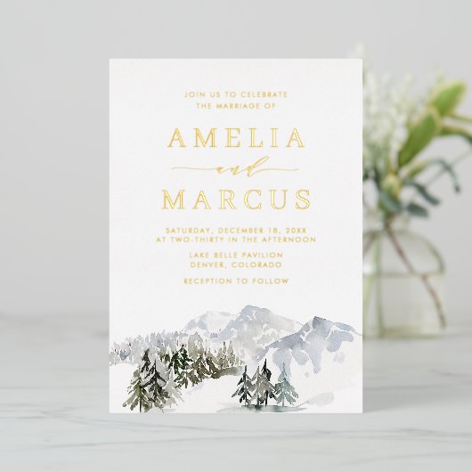 Bezaubernde Winterwaldhochzeit im Schnee Folieneinladung (Stehend vorne)