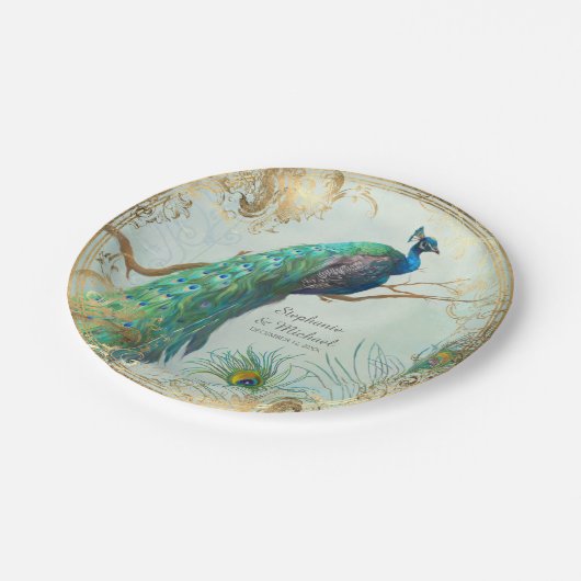 Bezaubernder Imitat-Goldblatt-Pfau auf der Pappteller (Schrägansicht)