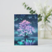 Bezaubernder Lila Baum am Friedlichen See Postkarte (Stehend Vorderseite)