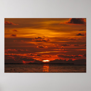 Bezaubernder Sonnenuntergang am Meer Poster
