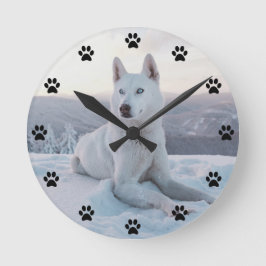 Bezaubernder weißer Husky-Hund im Schneeband Runde Wanduhr