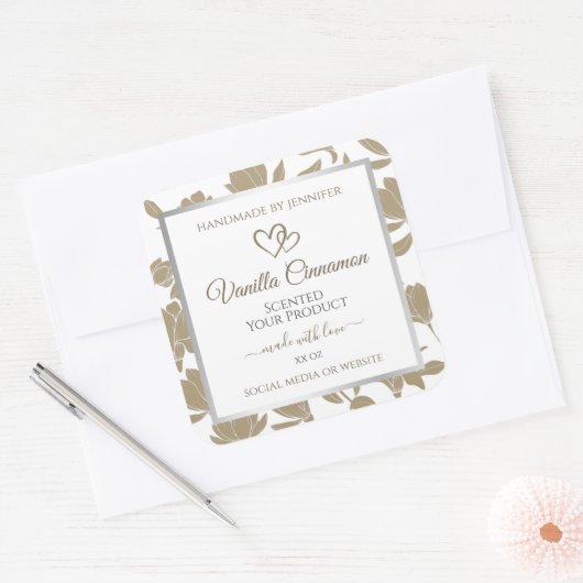 Bezauberndes Herz-Beige und weißes Blumenerzeugnis Quadratischer Aufkleber (Umschlag)