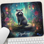Bezauberndes Waldraccoon Personalisiert Mousepad<br><div class="desc">Bringen Sie eine Touch Waldcharme in Ihren Arbeitsbereich mit diesem personalisierten Mausklick mit einem hübschen Waschbär, der einen bezaubernden Wald erforscht. Die mit flora und fauna belebte whimsical szene schafft eine reizvolle Atmosphäre für Ihre Arbeit oder Ihr Spiel. Machen Sie es wirklich einzigartig, indem Sie Ihren Namen oder eine spezielle...</div>