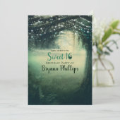 Bezauberte Forest Green Blue Lights Sweet 16 Party Einladung (Stehend Vorderseite)