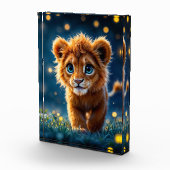 Bezauberter, blau-mit Augen Löwenwürfel in glühend Fotoblock (Rechts)