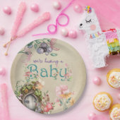 Bezauberter Waldgarten auf verblassenem Pergament Pappteller (Party)