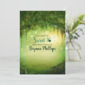 Bezaubertes Grünwald Laterne Süße 16 Party Einladung (Stehend Vorderseite)