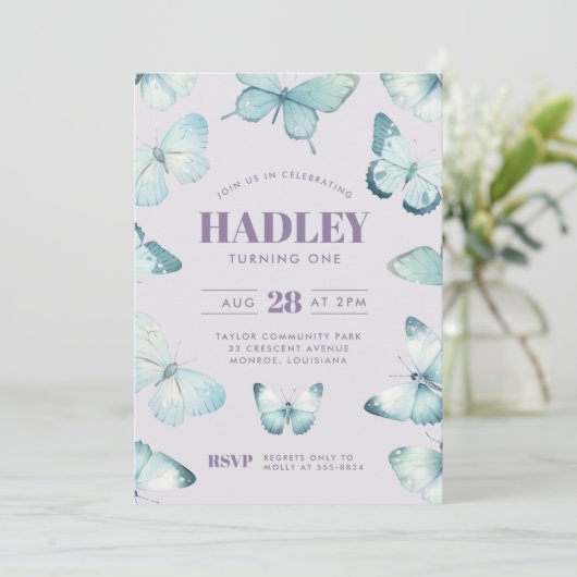 Bezaubertes Lila Blauer Schmetterling-Mädchen Gebu Einladung (Stehend Vorderseite)