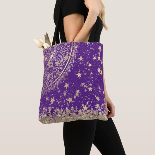 Bezauberung Mandalas mit Gold Stars auf Lila Tasche (Von Nahem)