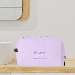 Bezeichnung der violetten Monogramm-Initialen Waschbeutel<br><div class="desc">Violette Hintergrundfarbe,  weißer und lila Text. Personalisieren und fügen Sie Ihren Vornamen,  Monogramm-Initialen und vollständigen Namen.</div>