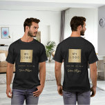 Bezeichnung des Logos für das Schwarze Gold T-Shirt<br><div class="desc">Ein schwarzer Hintergrund,  goldener Text. Personalisieren und fügen Sie Ihr Firmenlogo,  einen Text und einen Namen,  eine Signatur (oder löschen,  wenn nicht gewollt) sowohl auf der Vorderseite als auch auf der Rückseite.</div>