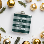 Beziehen Sie Lit | Funny Adult Weihnachtsfeiertag Flachmann<br><div class="desc">Wenn erwachsene Getränke auf Ihrer Weihnachtsliste stehen,  holen Sie sich unseren lustigen Urlaubskolben in festlichen Jäger-grünen Streifen mit dem Zitat "der Baum ist nicht das einzige,  was dieses Jahr beleuchtet wird" in weißer Ausschnitt-Schrift.</div>