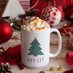 Beziehen Sie Lit | Weihnachten Zweifarbige Tasse<br><div class="desc">Ist das wirklich Kaffee in deiner Tasse? Unser lustiges Weihnachtsdesign zeigt "beleuchtet" in festlich rot und grün ausgeschnittenen Schriftzeichen mit einer hellen Weihnachtsbaumabbilderung und einem Stern.</div>