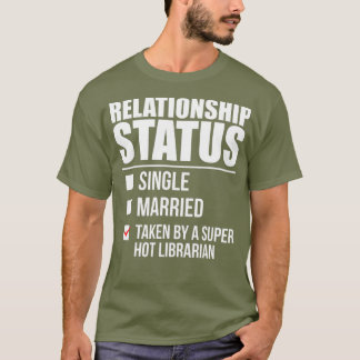 Beziehungsstatus als Super Hot Librarian betrachte T-Shirt
