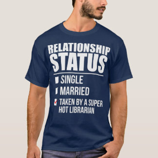 Beziehungsstatus als Super Hot Librarian betrachte T-Shirt