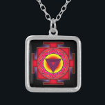 Bhairavi Yantra Versilberte Kette<br><div class="desc">Bhairavi (Sanskrit: भै र वी) ist eine hinduistische Göttin, die als eine der Mahāvidyas beschrieben wird, die zehn Avatare der Muttergöttin. Sie ist die Konsortin von Dakstaniāmūrti. Der Name Bhairavi bedeutet "Terror" oder "Ehrfurcht inspirierend". Sie ist die fünfte von zehn Mahāvidyas. Sie heißt auch Tripurabhairavi. "Tri" bedeutet drei, "Pura" bedeutet...</div>