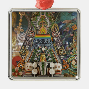 Bhutan. Die 2 Kirschkuchen aus Mönchen schmücken Silbernes Ornament