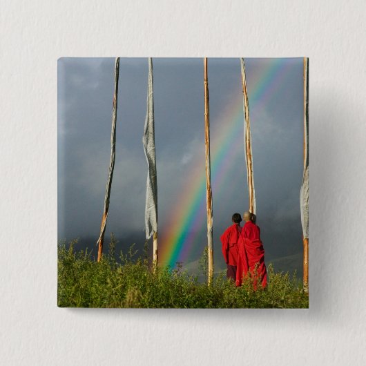 Bhutan, Gangtey Dorf, Regenbogen über zwei Mönche Button (Vorderseite)