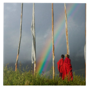 Bhutan, Gangtey Dorf, Regenbogen über zwei Mönchen Fliese