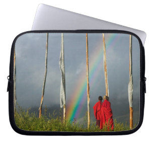 Bhutan, Gangtey-Dorf, Regenbogen über zwei Mönchen Laptopschutzhülle