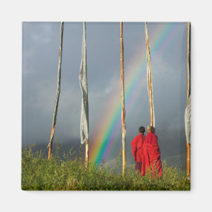 Bhutan, Gangtey-Dorf, Regenbogen über zwei Mönchen Magnet