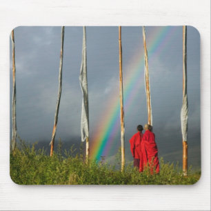 Bhutan, Gangtey-Dorf, Regenbogen über zwei Mönchen Mousepad