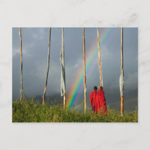 Bhutan, Gangtey Dorf, Regenbogen über zwei Mönchen Postkarte