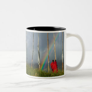 Bhutan, Gangtey Dorf, Regenbogen über zwei Mönchen Zweifarbige Tasse