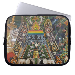 Bhutan. Von Mönchen hergestellte Zeremonialkuchen  Laptopschutzhülle