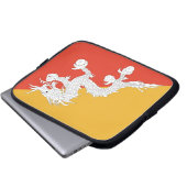 Bhutanese Flag Laptop Sleeve (Vorne Knopf)