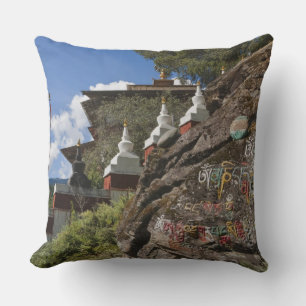 Bhutanische Schrift auf Felsen und nepalesischen C Kissen