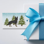 Bi-Black German Shepherd Dog Blue Winter Christmas Geschenkanhänger<br><div class="desc">Desteis originelle Cartoon-Illustration eines schwarzen, zweifarbigen deutschen Schäferhundes. Der Hund ist in einer Winterlandschaft mit drei grünen Tannenbäumen und fallendem Schnee untergebracht. Der Hintergrund ist ein blaues bis weißes Gefälle, das das Design des kalten Wintertages verleiht. Auf der anderen Seite gibt es auch einen personalisierbaren Textbereich, der nun lautet: "Frohe...</div>