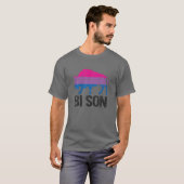 Bi Son Funny Bisexual Prix Pun Rainbow LGBT Flag T-Shirt (Vorne ganz)